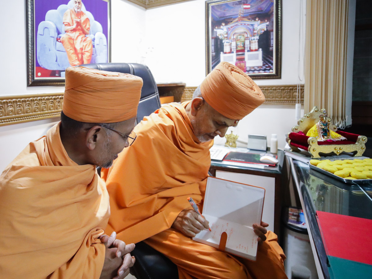 Swamishri sanctifies account books of BAPS Shri Swaminarayan Mandir, Gondal