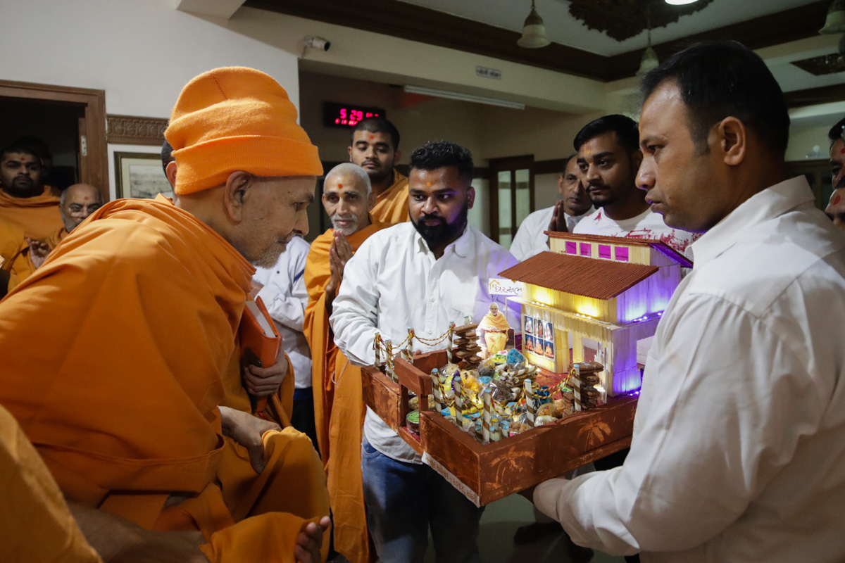 Swamishri sanctifies annakut prasad from Tithal