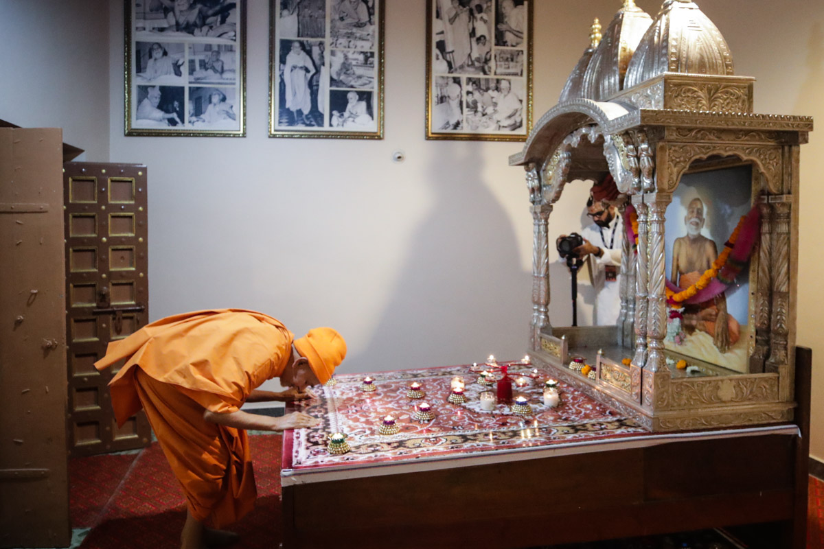 Swamishri engrossed in darshan in the room of Brahmaswarup Yogiji Maharaj