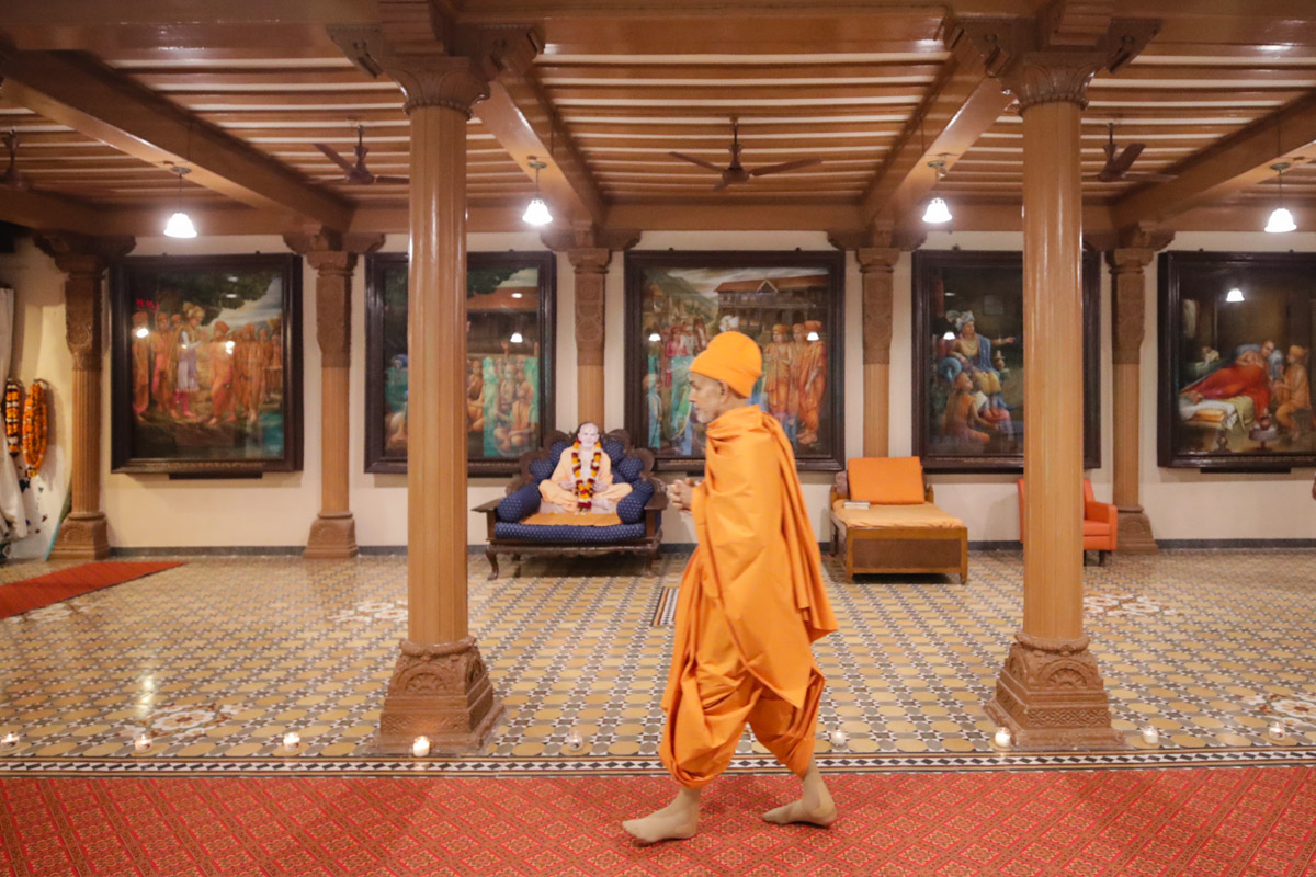 Swamishri in the sabha mandap