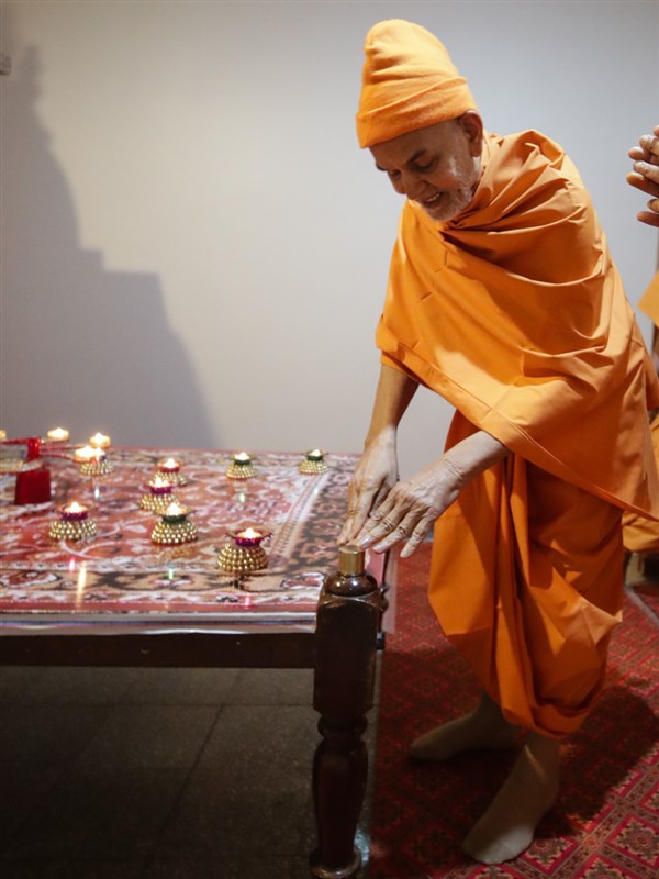 Swamishri engrossed in darshan in the room of Brahmaswarup Shastriji Maharaj