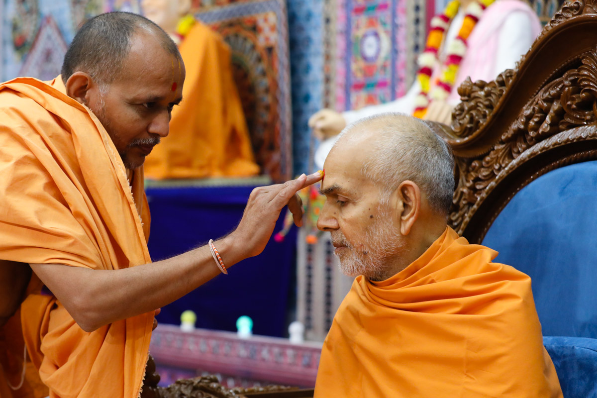 Divyapurush Swami applies chandlo to Swamishri