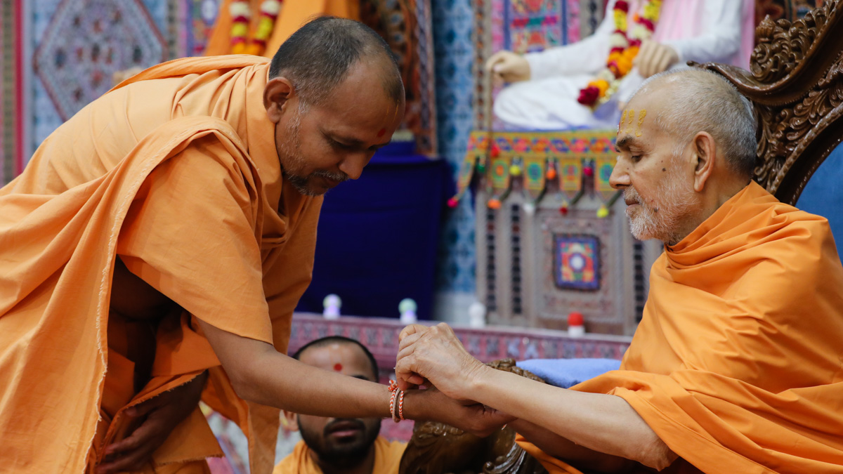 Swamishri ties nadachhadi to Divyapurush Swami