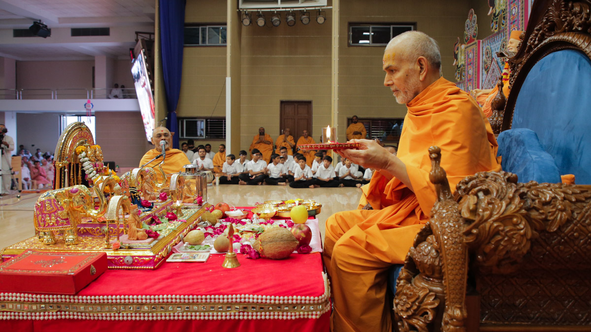 Swamishri performs mahapuja arti