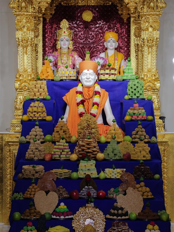 Annakut offered to Thakorji in the Yogi Smruti Mandir