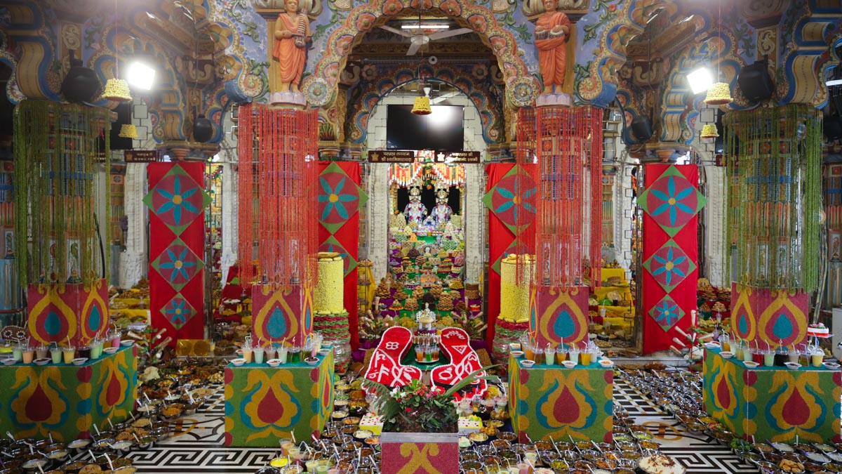 Annakut offered to Thakorji in the main mandir