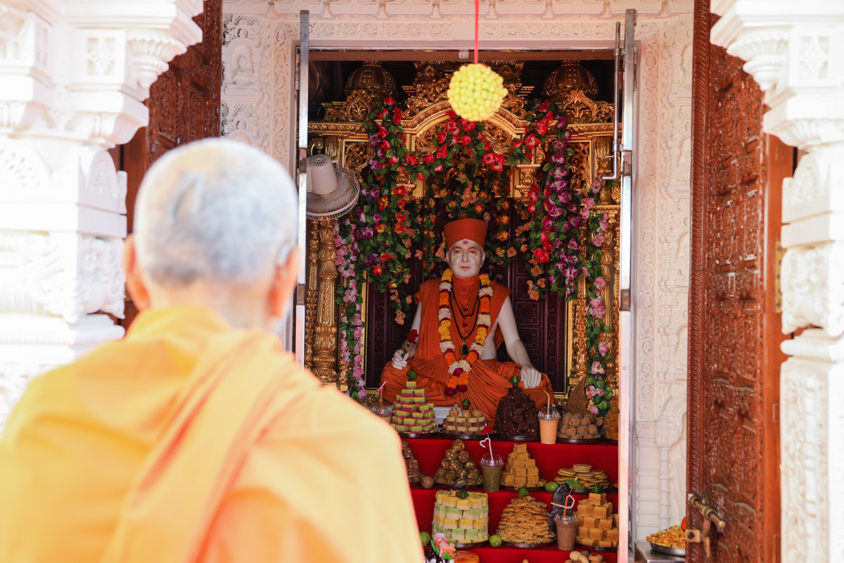 Swamishri doing darshan of annakut offered to Brahmaswarup Pramukh Swami Maharaj