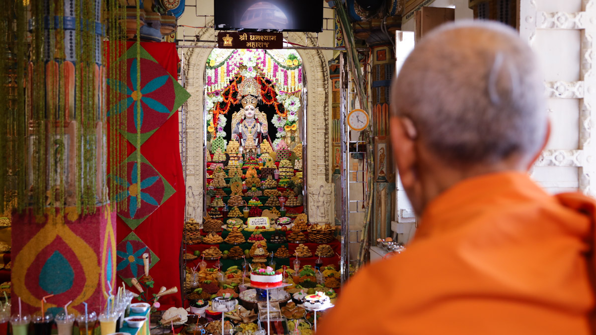 Swamishri doing darshan of annakut offered to Shri Ghanshyam Maharaj