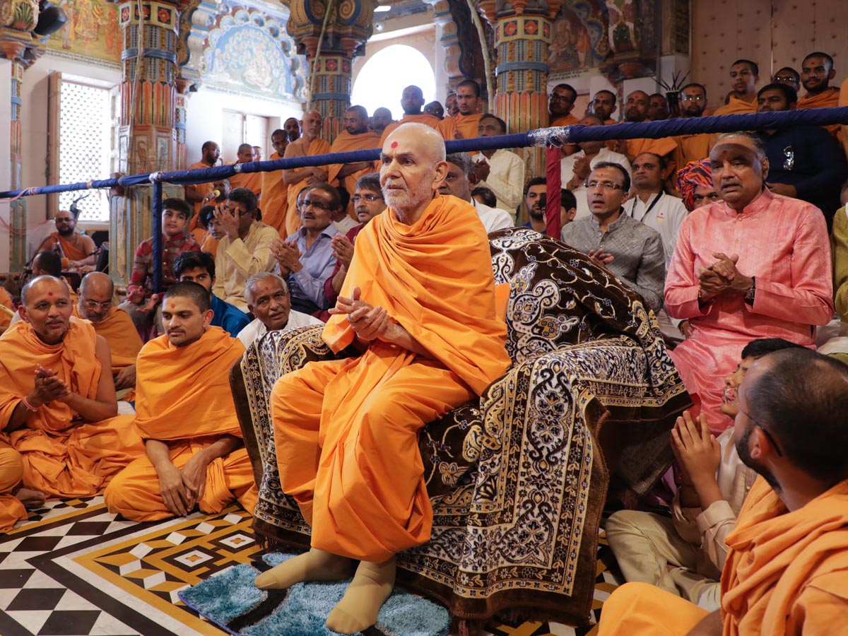 Swamishri and devotees sing thal