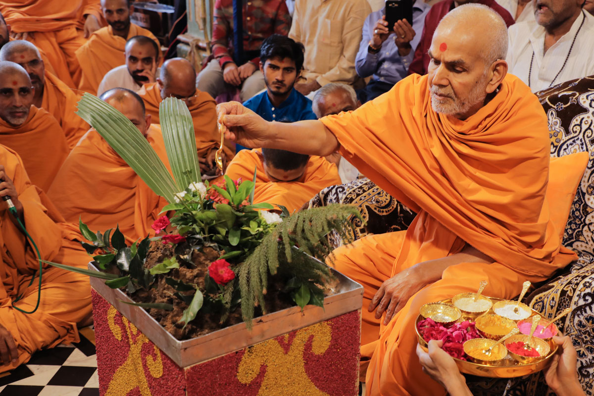 Swamishri performs Goverdhan puja
