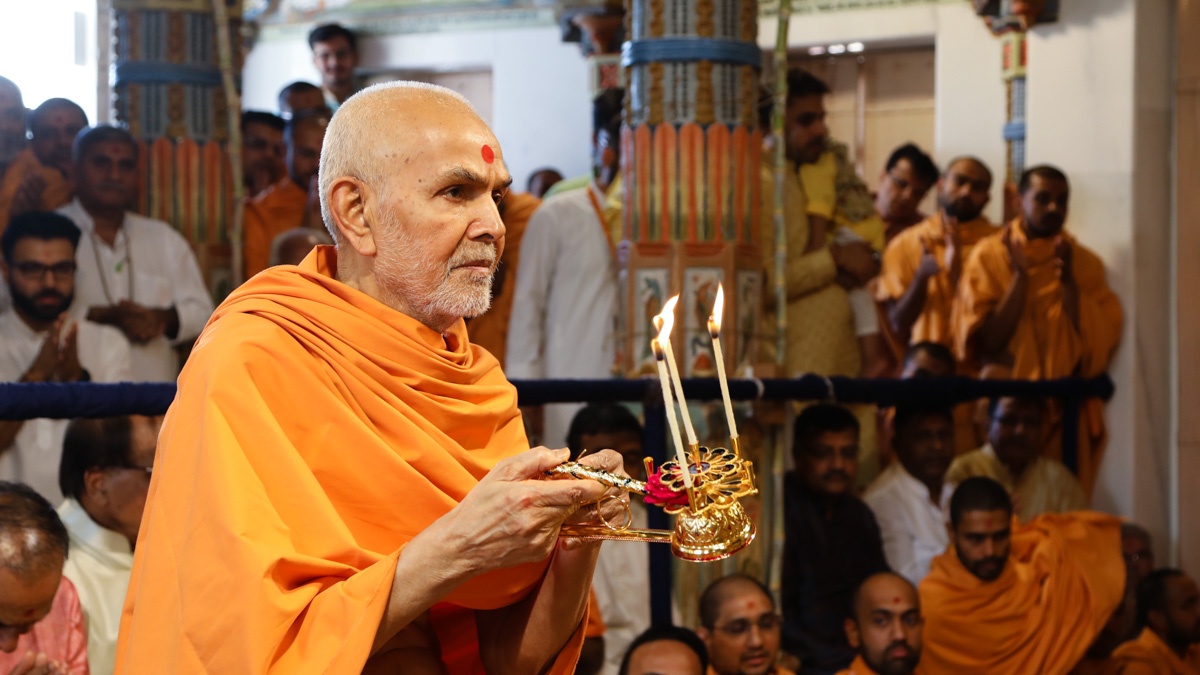 Swamishri performs the annakut arti