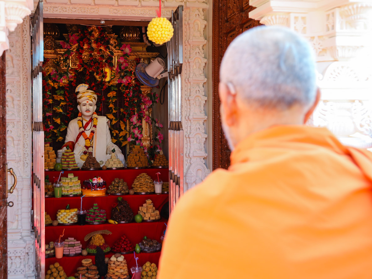 Swamishri doing darshan of annakut offered to Brahmaswarup Bhagatji Maharaj