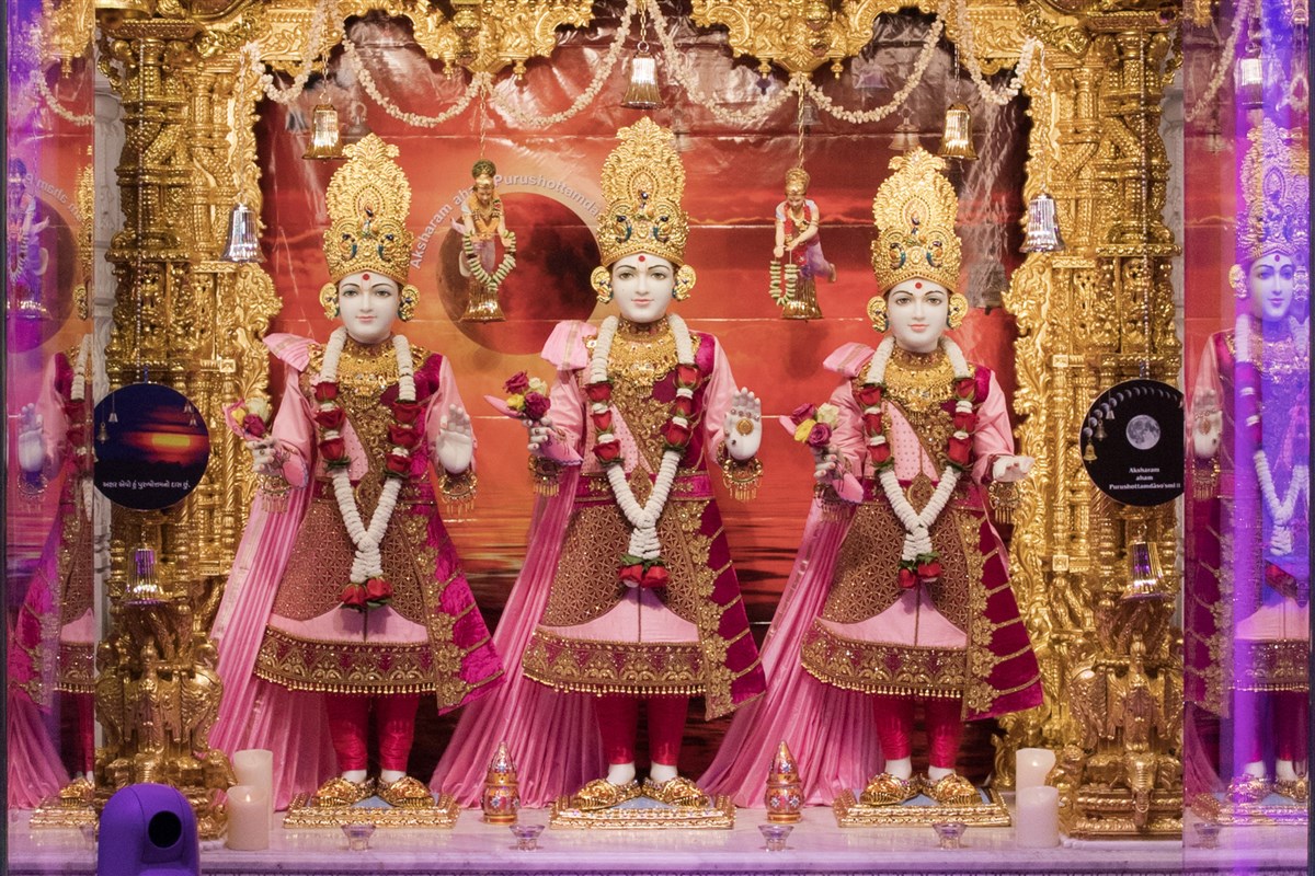 Parabrahma Purushottam Bhagwan Swaminarayan, Aksharbrahma Gunatitanand Swami, and Aksharmukta Gopalanand Swami