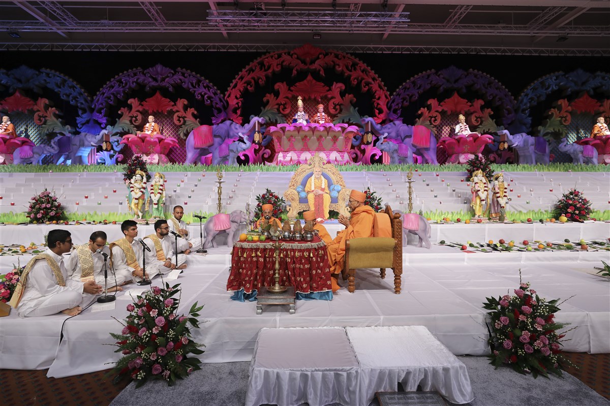 Sadguru Pujya Tyagvallabh Swami presided over the Chopda Pujan ceremony