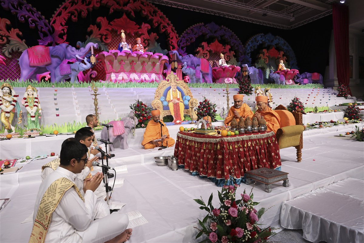 Swamis and young devotees conducted the pujan ceremony