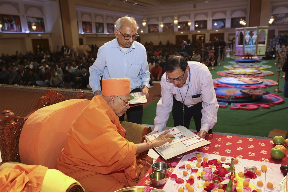 Pujya Tyagvallabh Swami blesses the Mandir's books