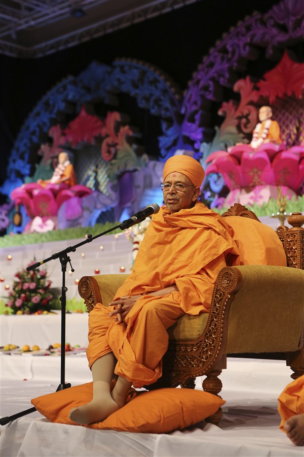 Pujya Tyagvallabh Swami prayed that darkness in our lives be dispelled by the love and light of God