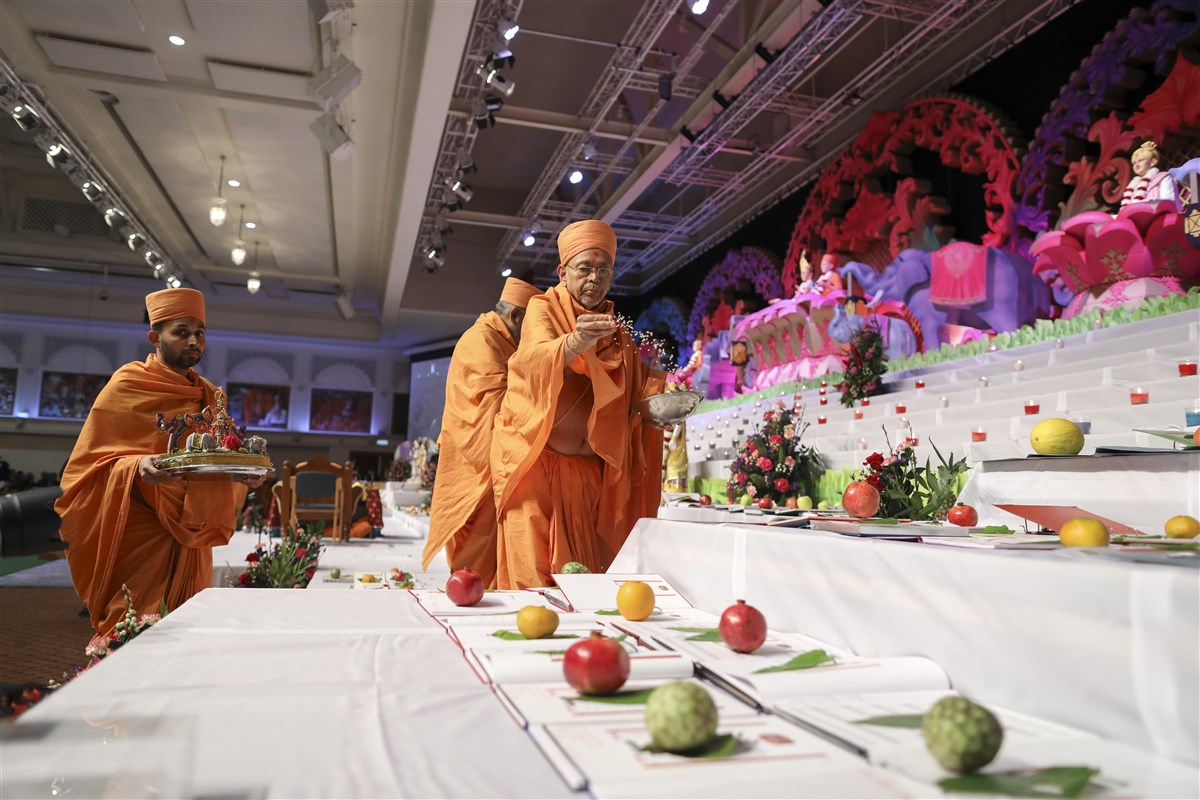 Pujya Tyagvallabh Swami showered the books with blessed rice grains