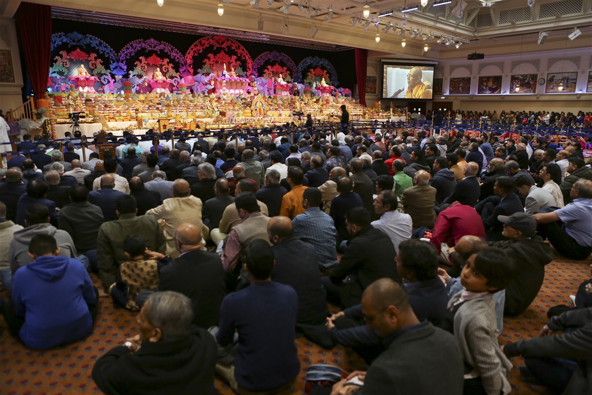 Tyagvallabh Swami said he was praying for peace, success, harmony and righteous prosperity for all the people of London, the UK and the world