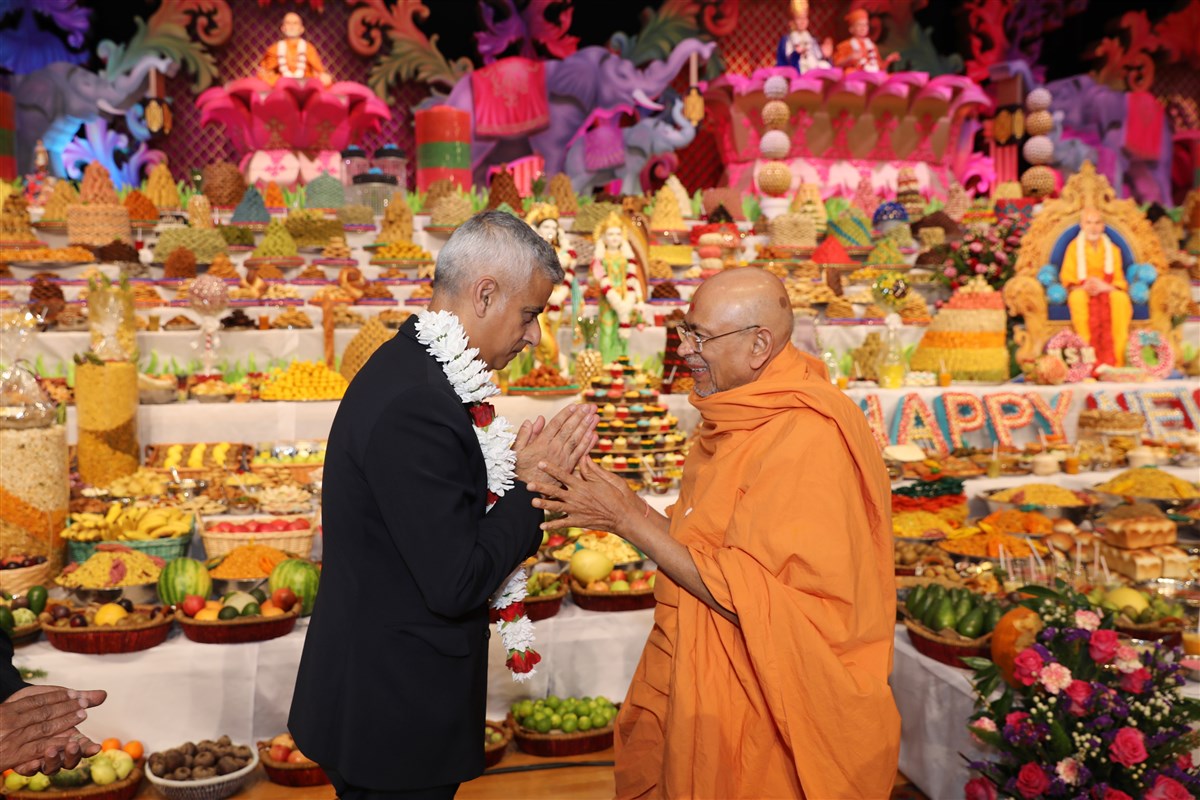 Pujya Tyagvallabh Swami warmly greeted the Mayor of London, Mr Sadiq Khan