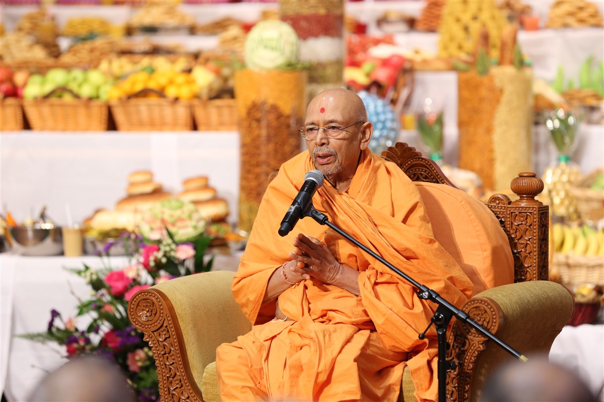 Pujya Tyagvallabh Swami addressed the assembly with his New Year's prayers