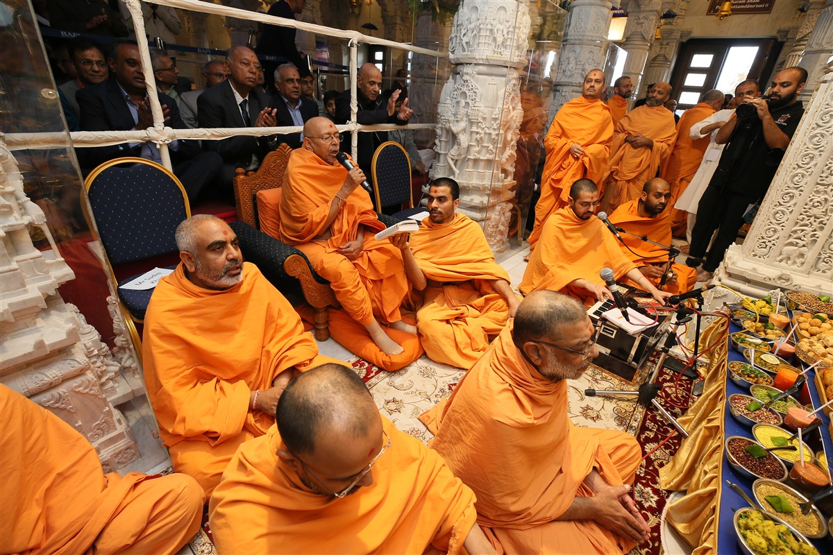 Pujya Tyagvallabh Swami also sang a thal offering the New Year annakut to the murtis