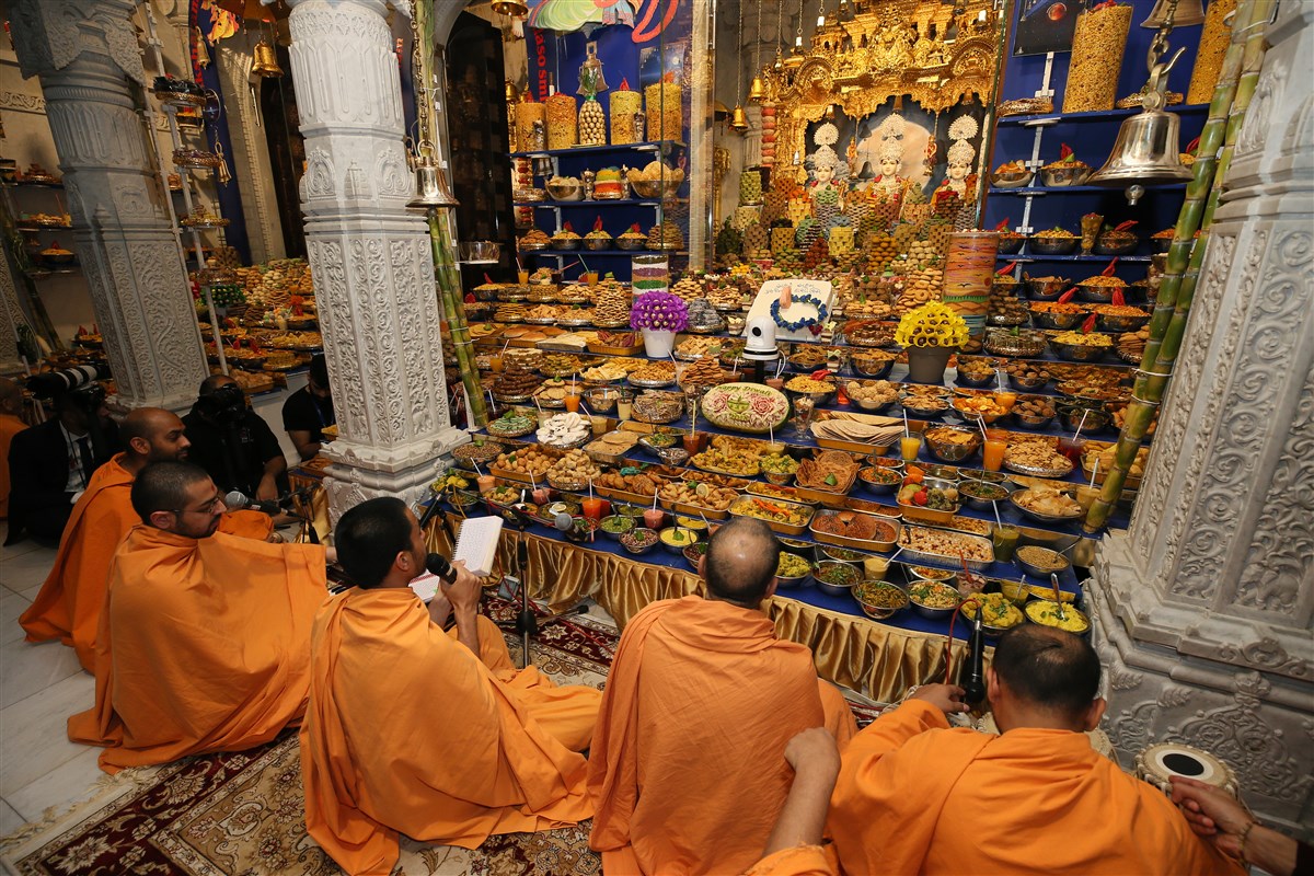 Swamis sang various thals before the murtis in the upper sanctum