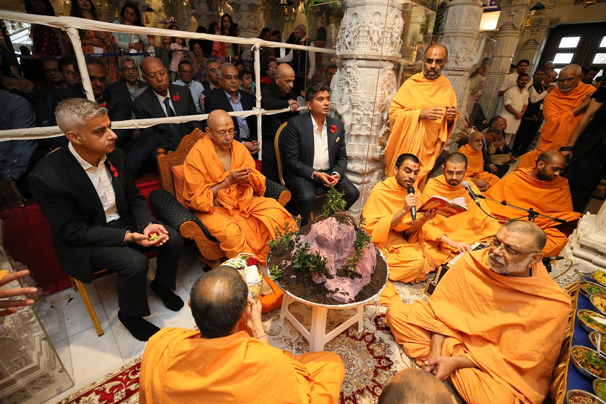 Tyagvallabh Swami, the Mayor of London and guests performed the New Year's Govardhan Puja