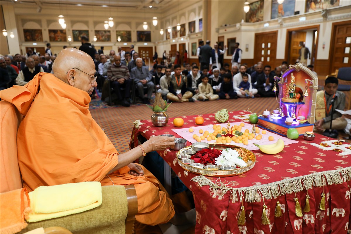 Sadguru Pujya Tyagvallabh Swami performed the first mahapuja of the New Year
