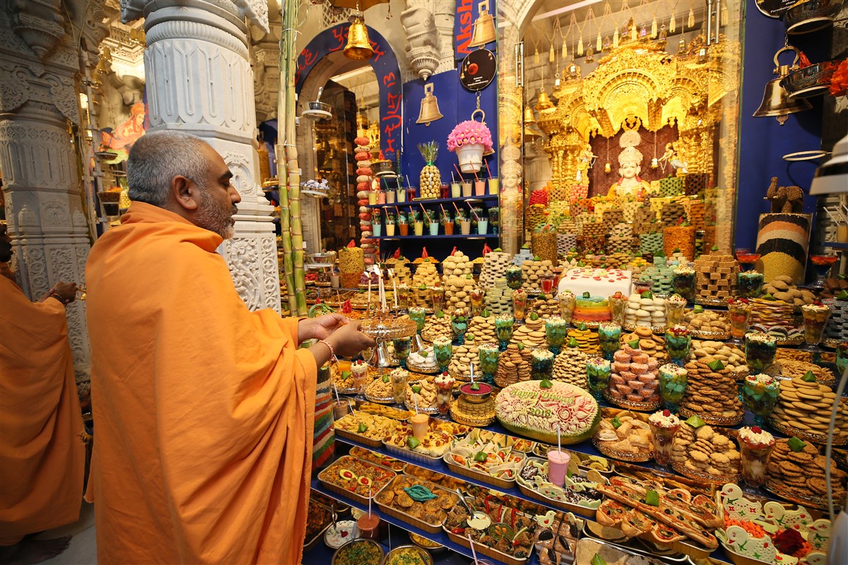 Yogvivek Swami performed the mandir annakut arti