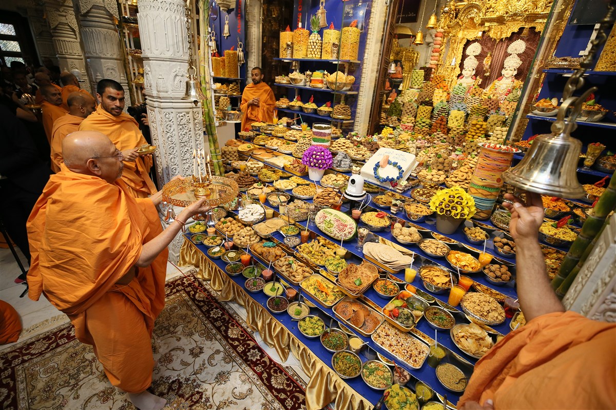 Pujya Tyagvallabh Swami performed the mandir annakut arti
