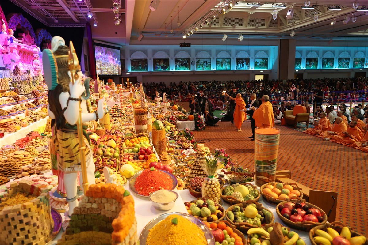 Tyagvallabh Swami, Yogvivek Swami and the Mayor of London performed the annakut arti