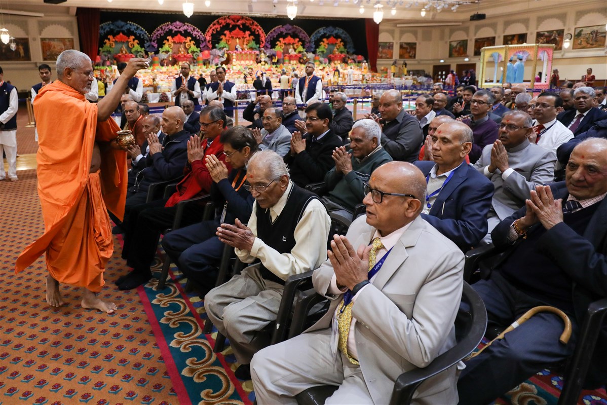 Janmangal Swami showered sanctified water on the devotees