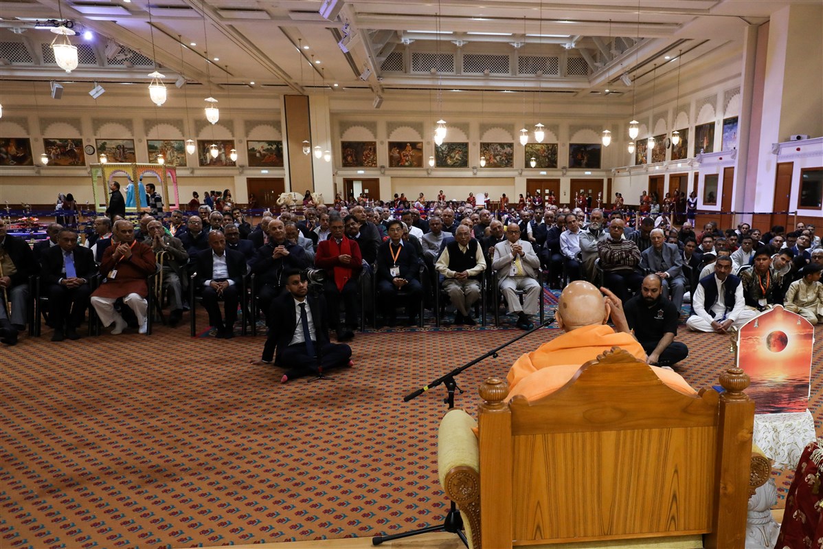 Pujya Tyagvallabh Swami addressed the devotees after the New Year mahapuja
