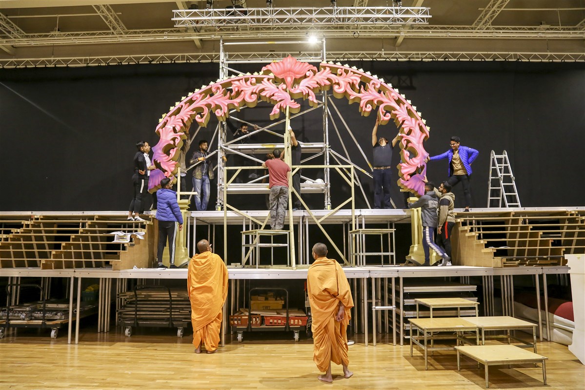 Volunteers assemble the stage decoration