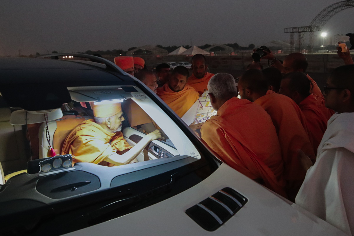 On the way to Bhadra, Param Pujya Mahant Swami Maharaj visits site of HH Pramukh Swami Maharaj's 98th Birthday Celebration in Rajkot