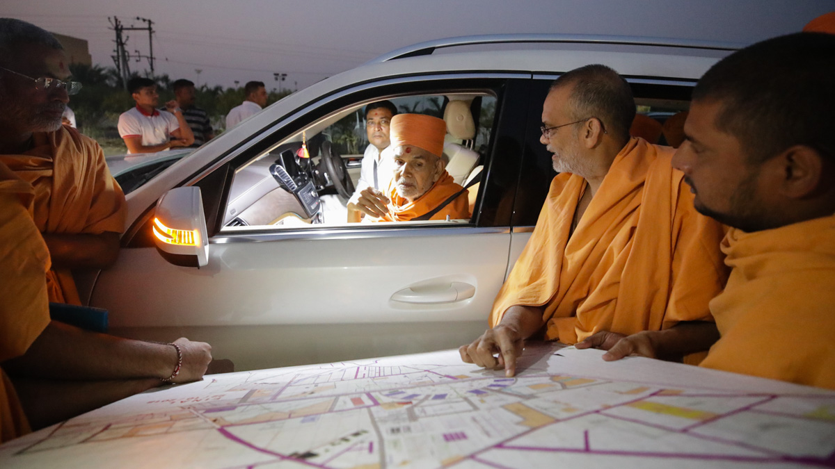 Swamishri observes site plan