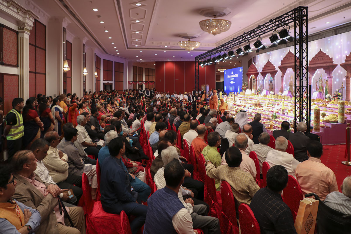Brahmavihari Swami addresses the gathering