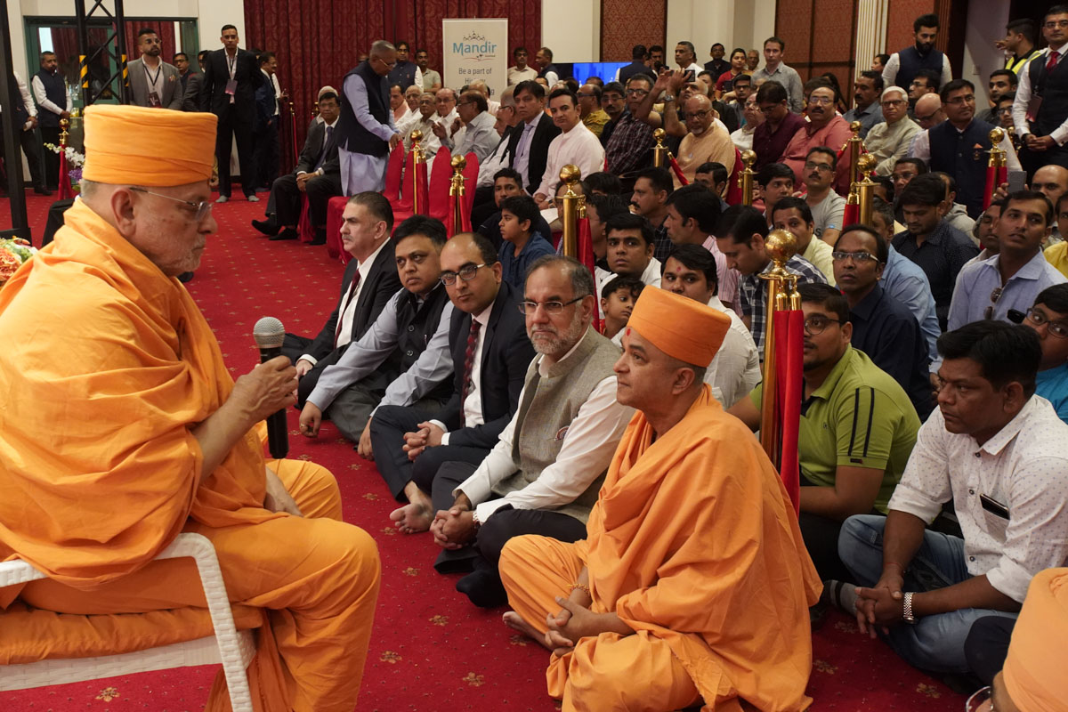 Pujya Ishwarcharan Swami blesses the gathering