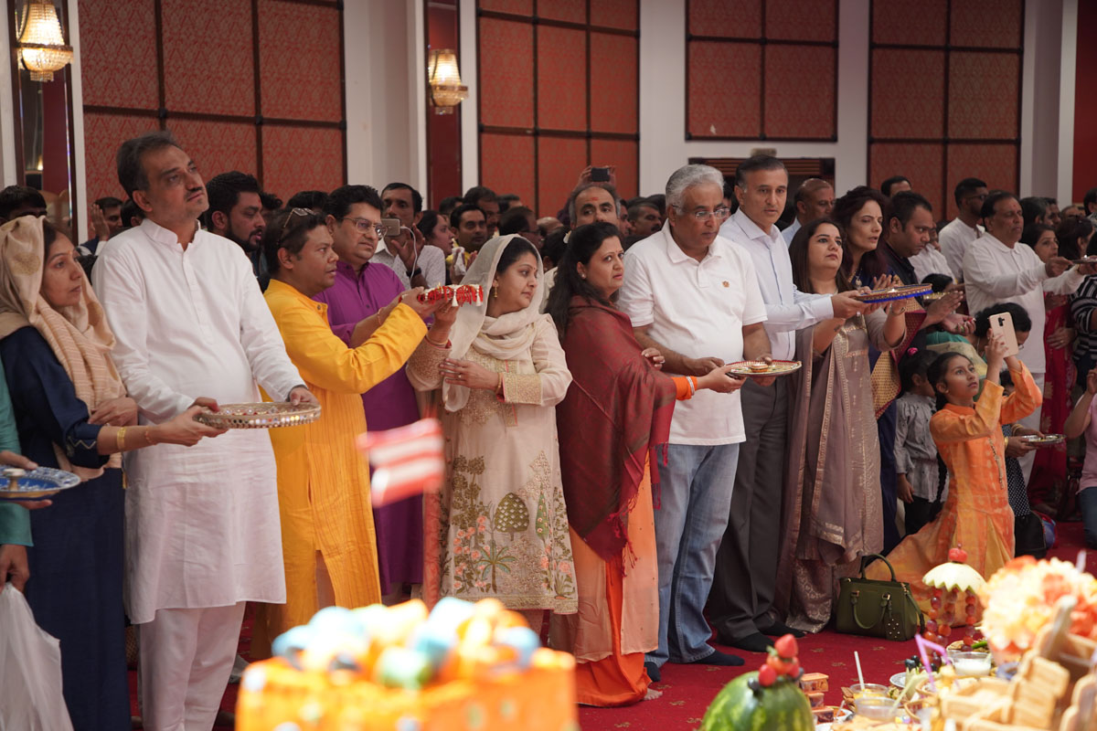 Visitors participate in an arti