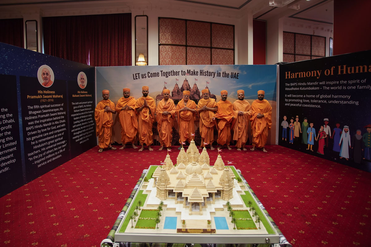 Pujya Ishwarcharan Swami and swamis with a model of the proposed BAPS Hindu Mandir