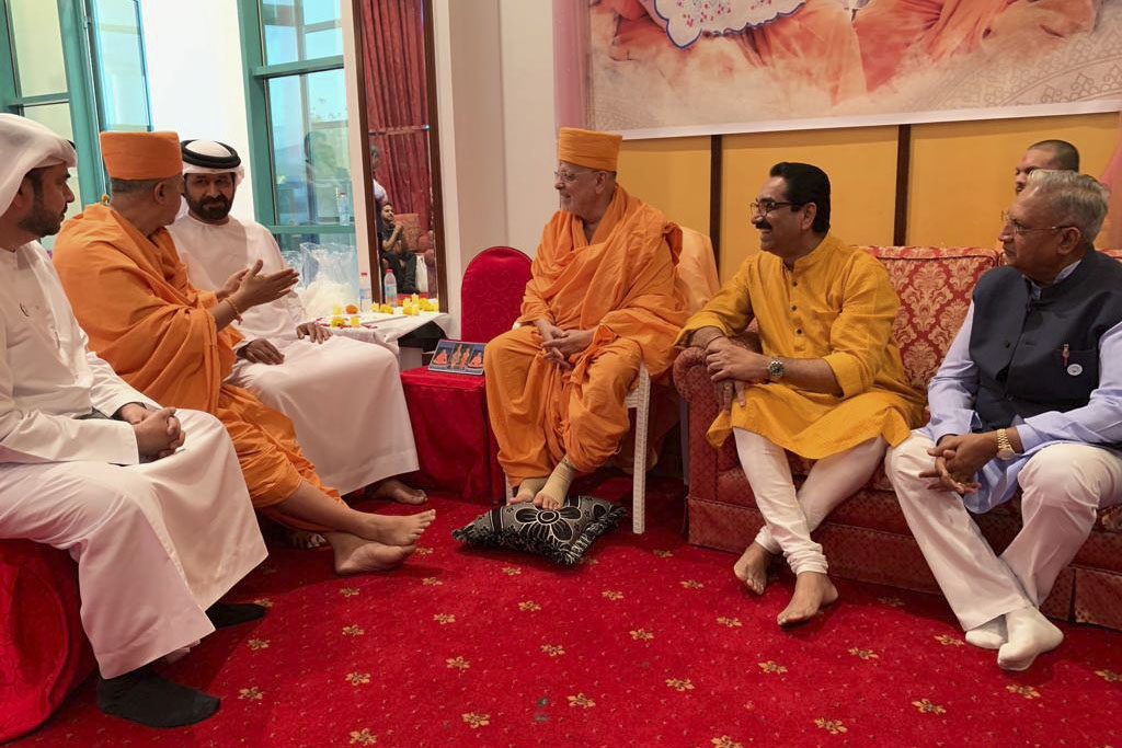 Guests meet Senior Swamis