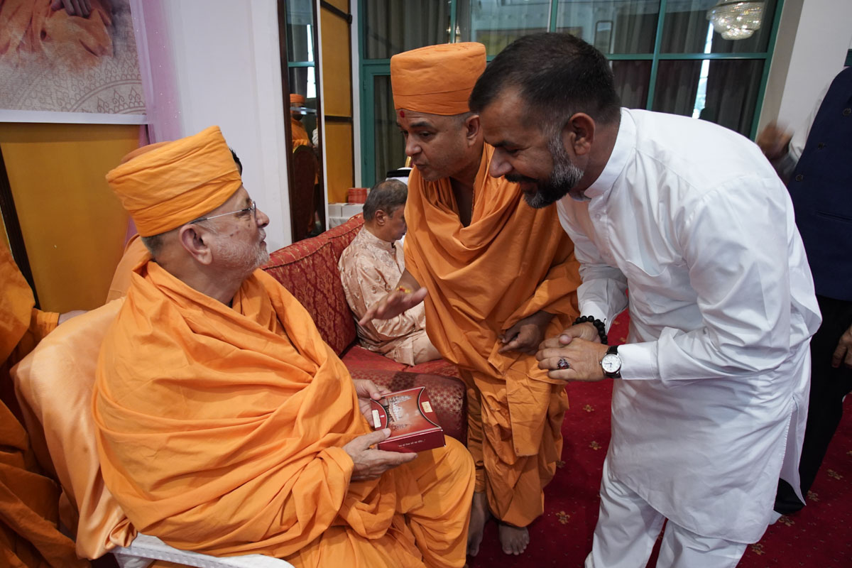 A guest meets Pujya Ishwarcharan Swami