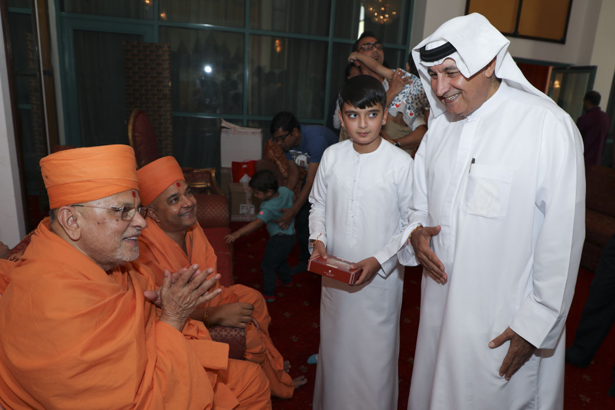 Guests meet Pujya Ishwarcharan Swami