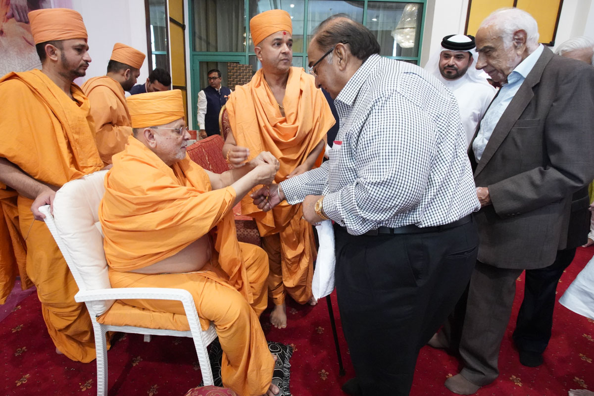 Pujya Ishwarcharan Swami ties a nadachhadi to a guest