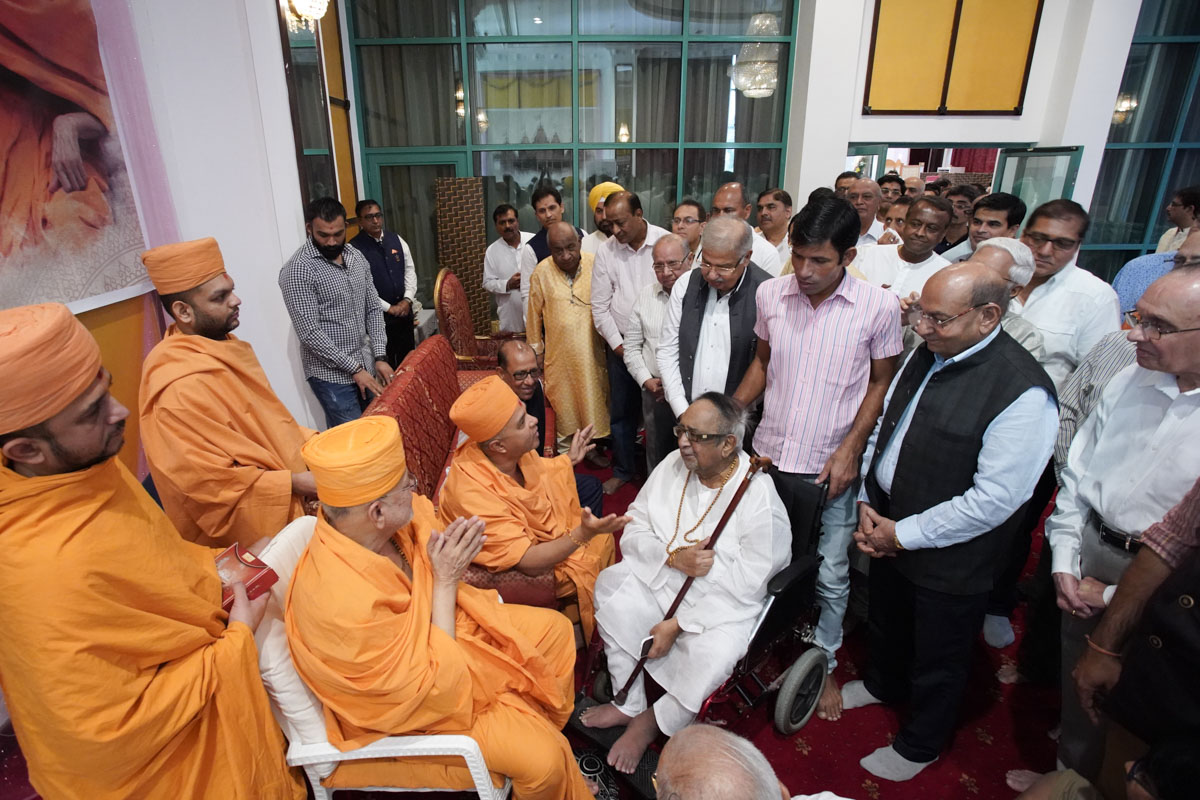 Shri Bharatbhai Shah meets Pujya Ishwarcharan Swami