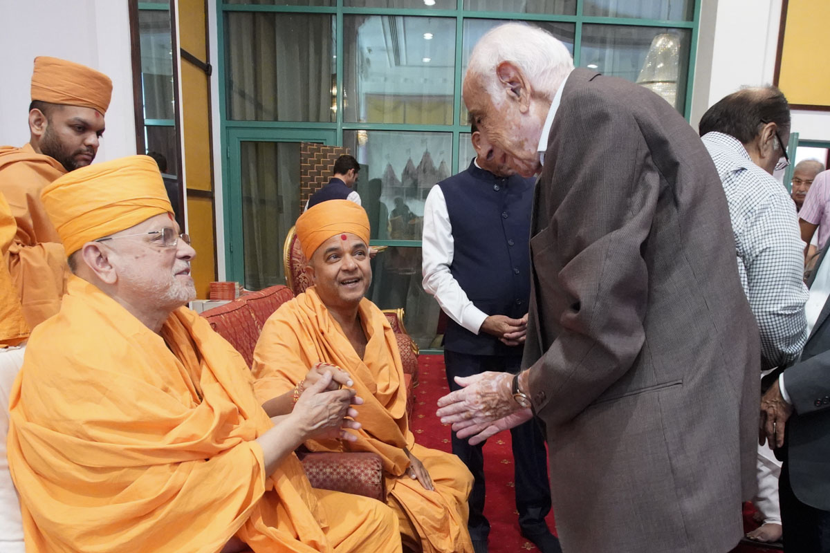 Shri Maghanmal Pancholia meets Pujya Ishwarcharan Swami