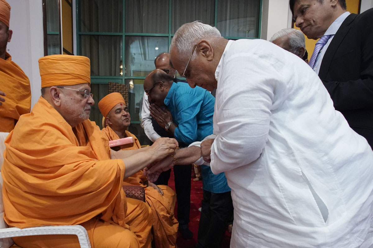 Shri Navalbhai Ved meets Pujya Ishwarcharan Swami