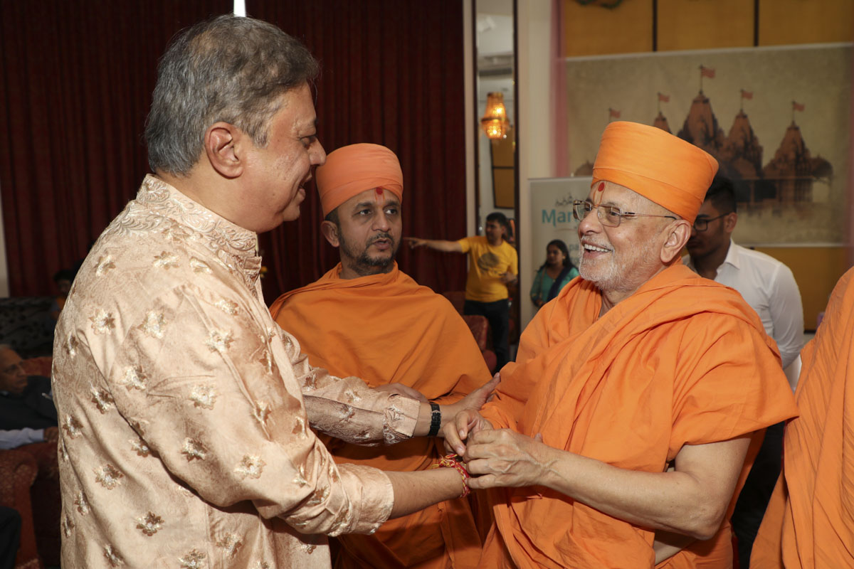 Shri Yogeshbhai Mehta meets Pujya Ishwarcharan Swami