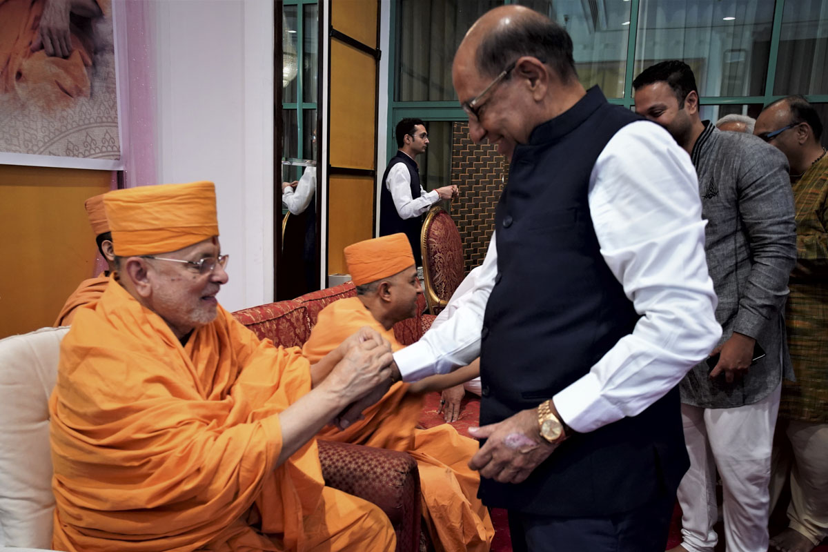 Shri Vinodbhai Adani meets Pujya Ishwarcharan Swami